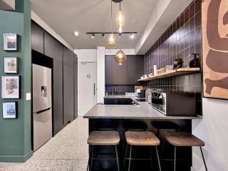 Stylish Oasis Skyline Views Central Urban Luxury - 3