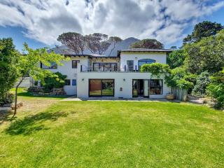 Peaceful 4 Bedroom Home in Estate, Mountain Views - 7