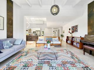 Peaceful 4 Bedroom Home in Estate, Mountain Views - 4