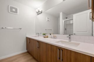 3 Bedroom Luxurious Seton Town Home with Central AC and Lake View - Calgary - 0