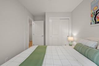 3 Bedroom Luxurious Seton Town Home with Central AC and Lake View - Calgary - 9