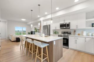 3 Bedroom Luxurious Seton Town Home with Central AC and Lake View - Calgary - 8