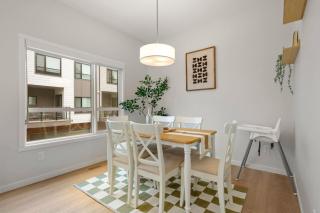 3 Bedroom Luxurious Seton Town Home with Central AC and Lake View - Calgary - 5