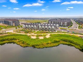 3 Bedroom Luxurious Seton Town Home with Central AC and Lake View - Calgary - 4