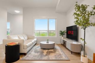 3 Bedroom Luxurious Seton Town Home with Central AC and Lake View - Calgary - 3