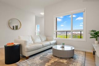 3 Bedroom Luxurious Seton Town Home with Central AC and Lake View - Calgary - 2