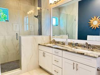Blue Hideaway King Master Chefs Kitchen Near DT Beaches - Sint-Petersburg - 4