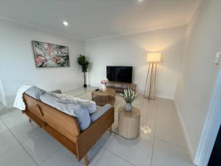 Whispering Pines - Stylish 3BR Duplex close to M1 - Pimpama - 0