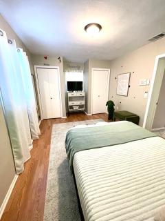 LakeFront Oasis 3 Bedroom Pool Side Retreat - New Port Richey - 1