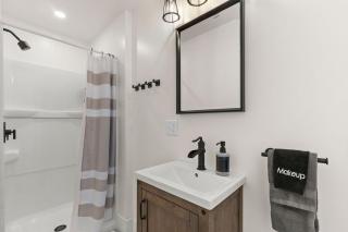 GameWall! Built in Bunks! Pet&Kid Friendly! Just Steps to the Sand! - Wareham - 1