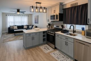 Group-Friendly Luxury 3BR 2 Baths Sleeps 8 - Irvington - 5