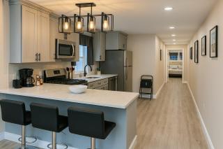 Group-Friendly Luxury 3BR 2 Baths Sleeps 8 - Irvington - 1