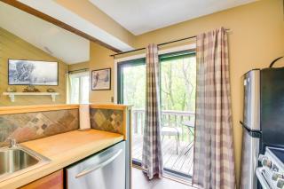 Second-Floor Condo with Community Pool Access! - Lyndhurst - 1