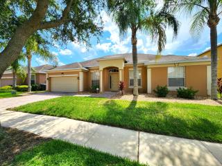 652- Spacious 5-Bedroom Villa with Pool, Spa & Scenic Lake Views - 3