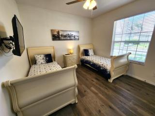 652- Spacious 5-Bedroom Villa with Pool, Spa & Scenic Lake Views - 1