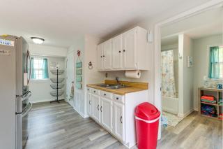 Adorable Cottage Fire Pit, Walk to Colonial Beach - Colonial Beach - 2