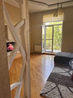 Cozy Central Apartment near Boulevard & Hilton - Baku - 0