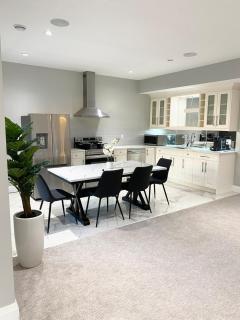 Luxury Chestermere Retreat - 1