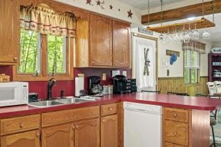 Shady Pines by AvantStay Enclosed Porch Game Rooms LakeBeach Access - Albrightsville - 3
