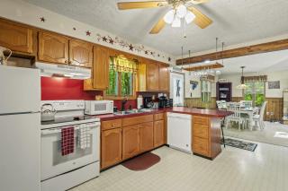 Shady Pines by AvantStay Enclosed Porch Game Rooms LakeBeach Access - Albrightsville - 2