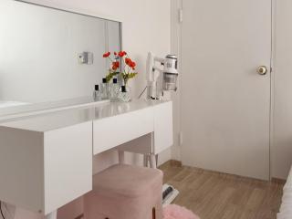 Warm, Cozy,Perfect Location,Airport Taxi Arrangement, Caring Host - 2