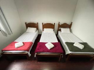 Quarto triplo em Casa confortável - Petrópolis RJ - Anfitrião mora no local - Petrópolis - 3