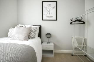 Modern 5BR Stay for Work & Groups - Watford - 4