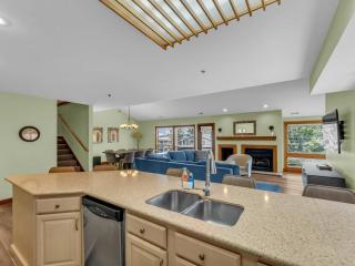Park City Condo Walk to Ski plus Shared Hot Tub - Park City - 2