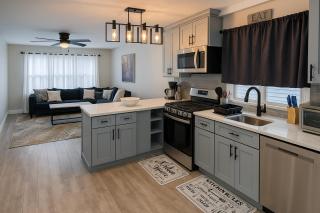 Group-Friendly Luxury 3BR 2 Baths Sleeps 8 - Irvington - 8