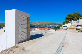 Seaside family friendly house with a swimming pool Sparadici, Sibenik - 24200 - Šibenik - 1
