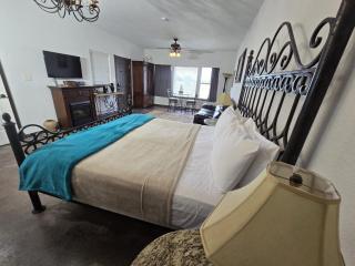 Tranquil Hill Country Hot Tub, Patio & Pool Stay - 2