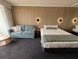 Renovated King Suite, Ocean View Mantra Surfers - 8