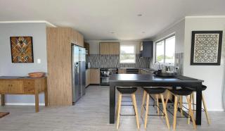 BROO105A - EASY LIVING AT THE ESTUARY - Whangamata - 7