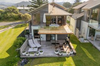 MOOL100B - BEAUTY ON THE BEACH FRONT - Whangamata - 6
