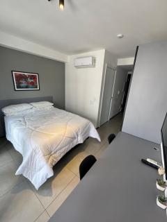Ap Moema | Próx metrô e Ibira! A/C, Wifi, academia - São Paulo - 0