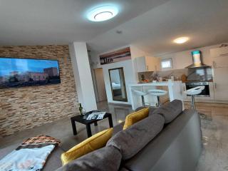 Beachfront Apartment with Balcony and Sea View - 5