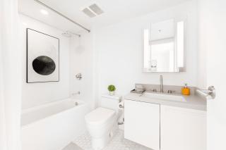 City Lights and Mountain Heights 2BR Luxury Stay - Vancouver - 1