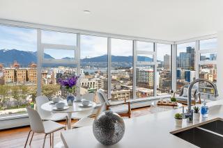 City Lights and Mountain Heights 2BR Luxury Stay - Vancouver - 0