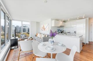 City Lights and Mountain Heights 2BR Luxury Stay - Vancouver - 5