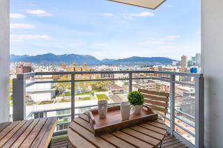 City Lights and Mountain Heights 2BR Luxury Stay - Vancouver - 4