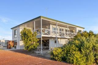 Peppy View Beach House, Ocean Views and Family Fun - Capel - 0