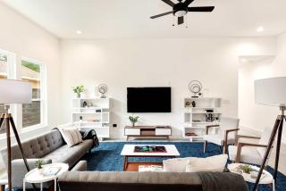 Charming and Light-Filled 3BR 2BA Getaway - Lexington - 0