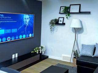 Cozy 2 BR Suite Self check in Free Park Pass - Calgary - 0