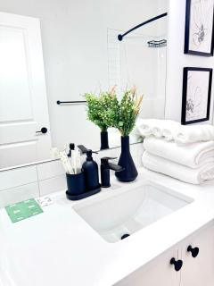 Cozy 2 BR Suite Self check in Free Park Pass - Calgary - 8