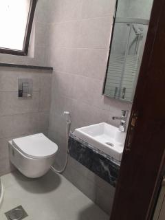 شقة فاخرة 2غرف نوم حديثة البناء في الرابية طابق أرضي مع ترس خارجي - Amman - 9