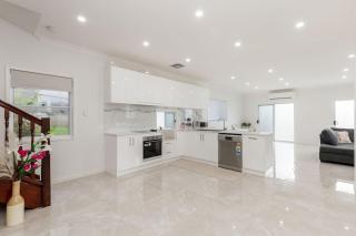 Entire House walk to South Bank mater - 8