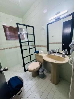 Centrally located and spacious residence for up to 30 people! - Monterrey - 4