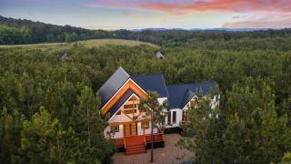 NEW Entertainer Cabin with Spa Games & Playground - Broken Bow - 0