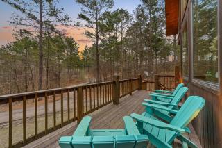 NEW Prime Cabin Chateau Hot Tub-Firepit-Sleeps 6 - 8