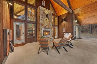 NEW Prime Cabin Chateau Hot Tub-Firepit-Sleeps 6 - 7